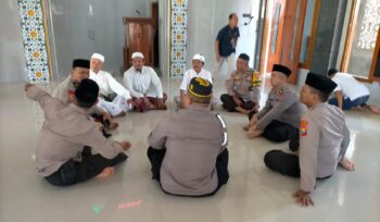 Safari Jumat Polsek Geneng Perkuat Silaturahmi dan Kamtibmas Bersama Warga Tambakromo