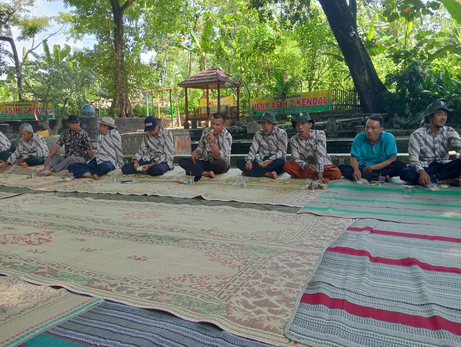 Poktan Bahagia Majasem mengikuti pertemuan silaturahmi antar kelompok tani di Cekok Mondol.