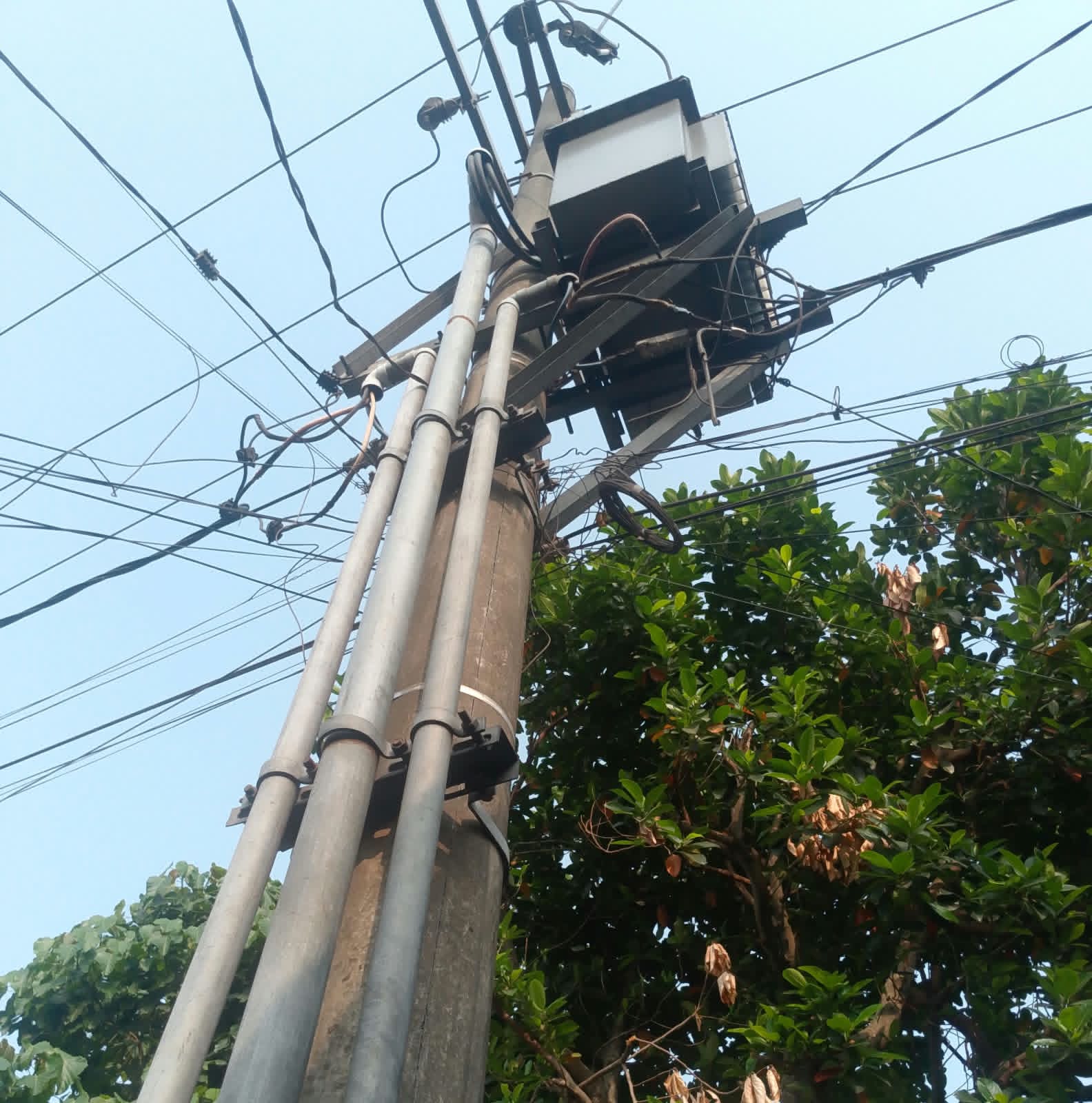 Warga Jambe Kidul, Ngawi, mengeluhkan listrik padam yang terjadi berulang | foto by hendro