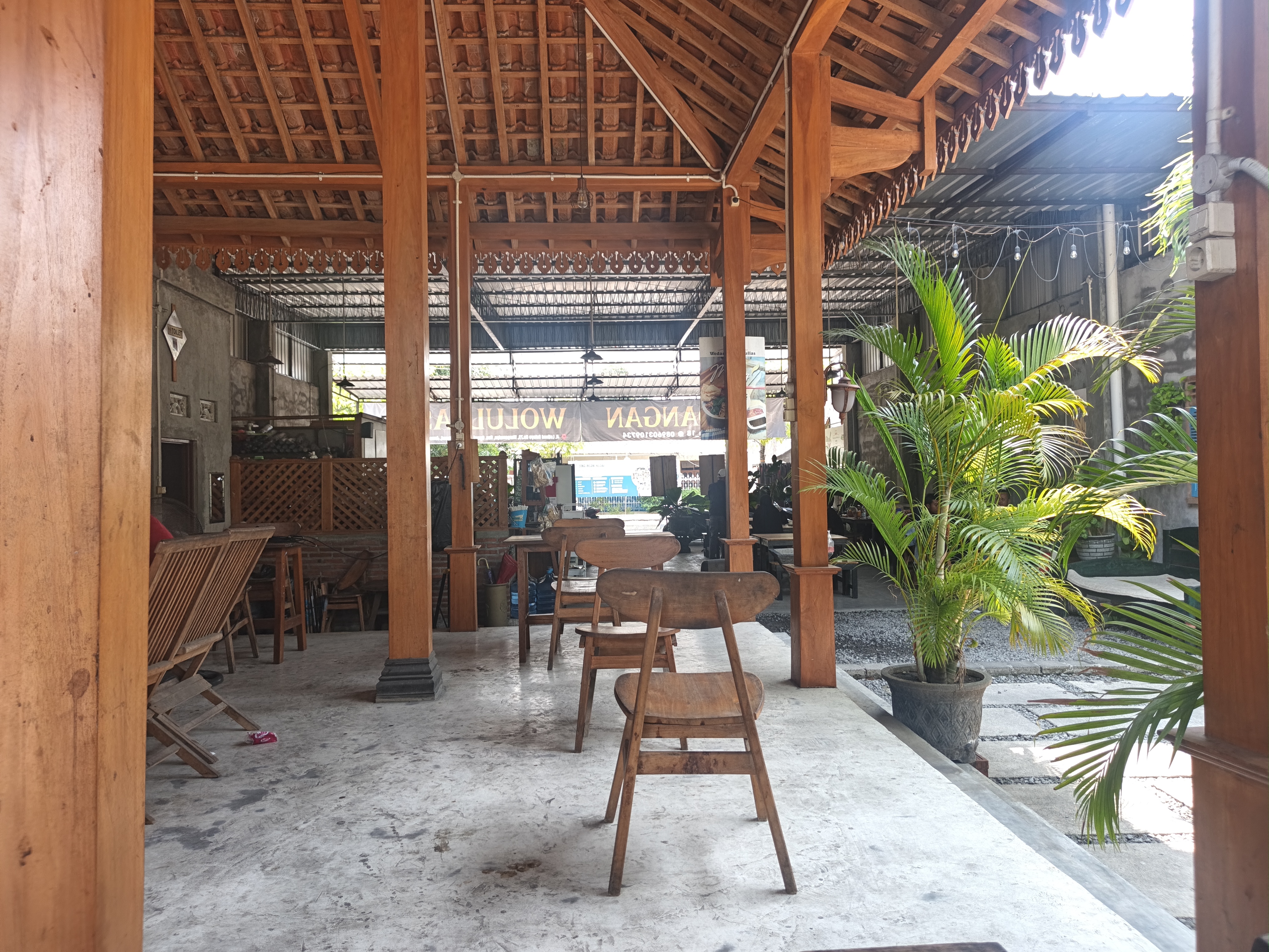 Wedangan Wolulas di Jalan Letjen Soetoyo menjadi pilihan tempat kongko dan bersantai di Ngawi | Foto by transisi